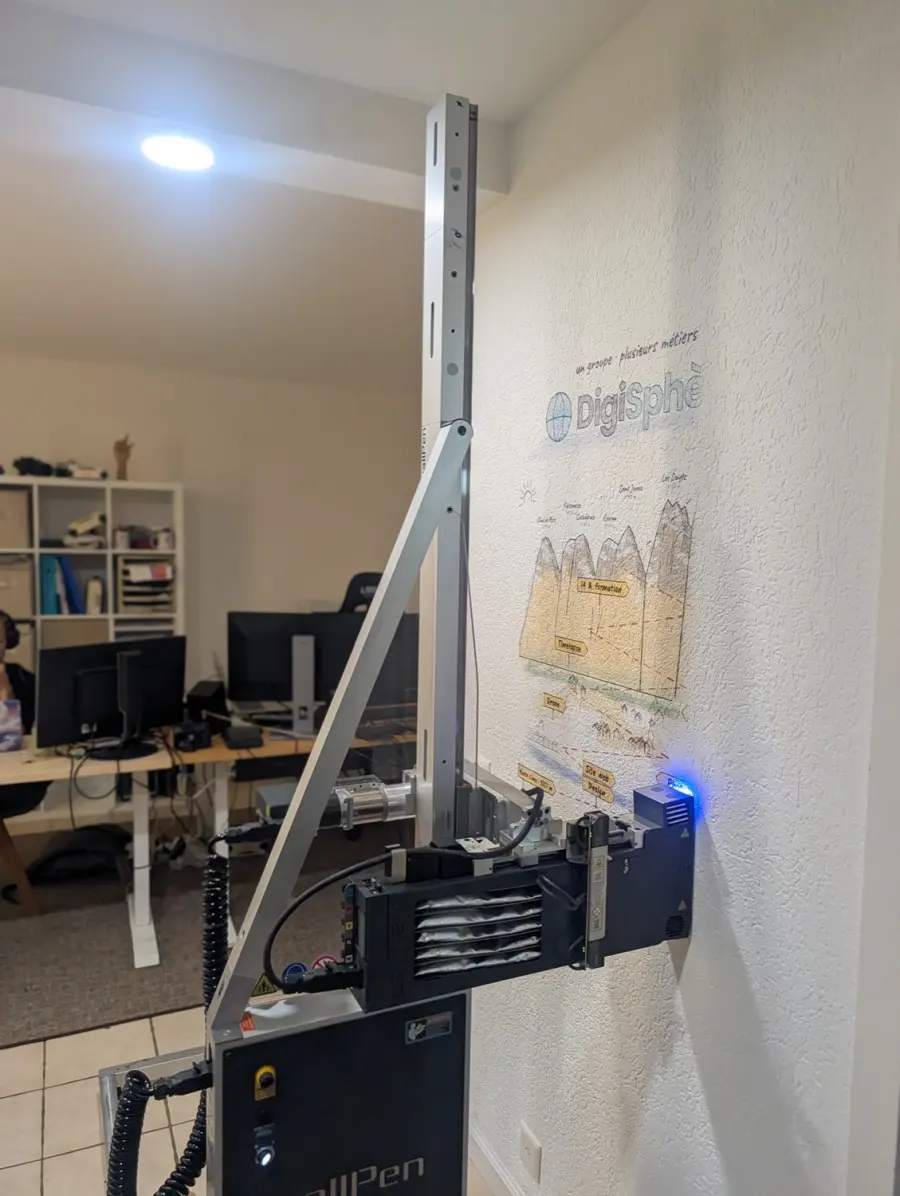Le bureau Digisphère à Collombey, avec les ordinateurs et la fresque des Dents du Midi en cours d'impression