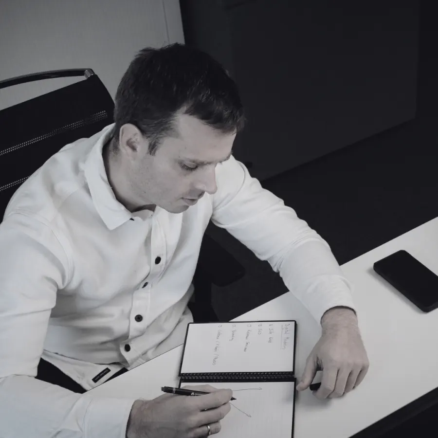 Préparation d'un plan marketing au bureau